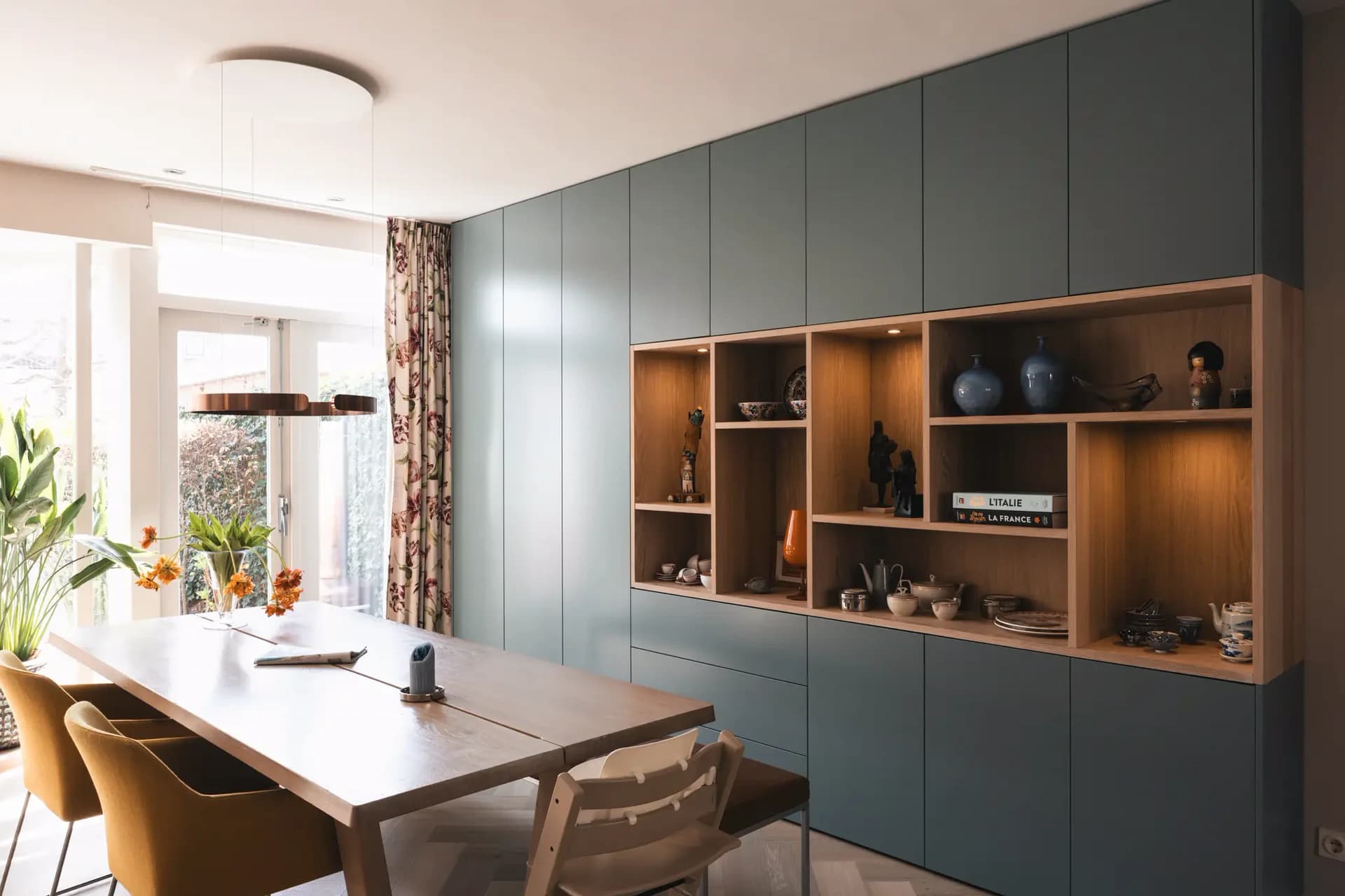 Design wandkast in artistieke woonkamer