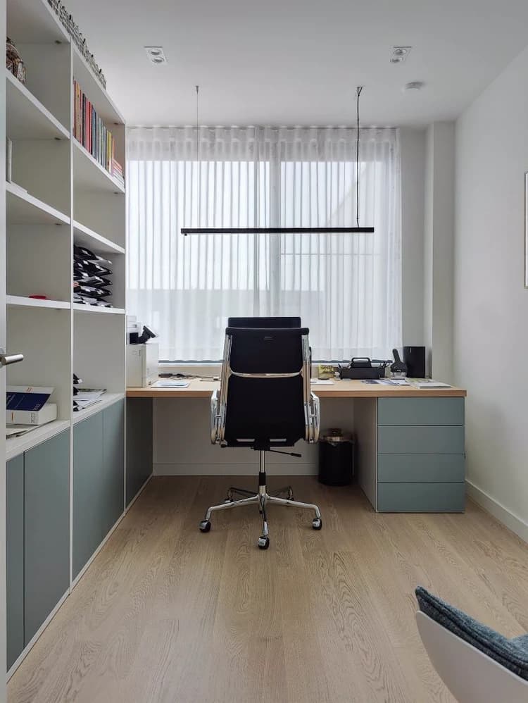 Maatwerk kantoorkast met bureau in werkkamer
