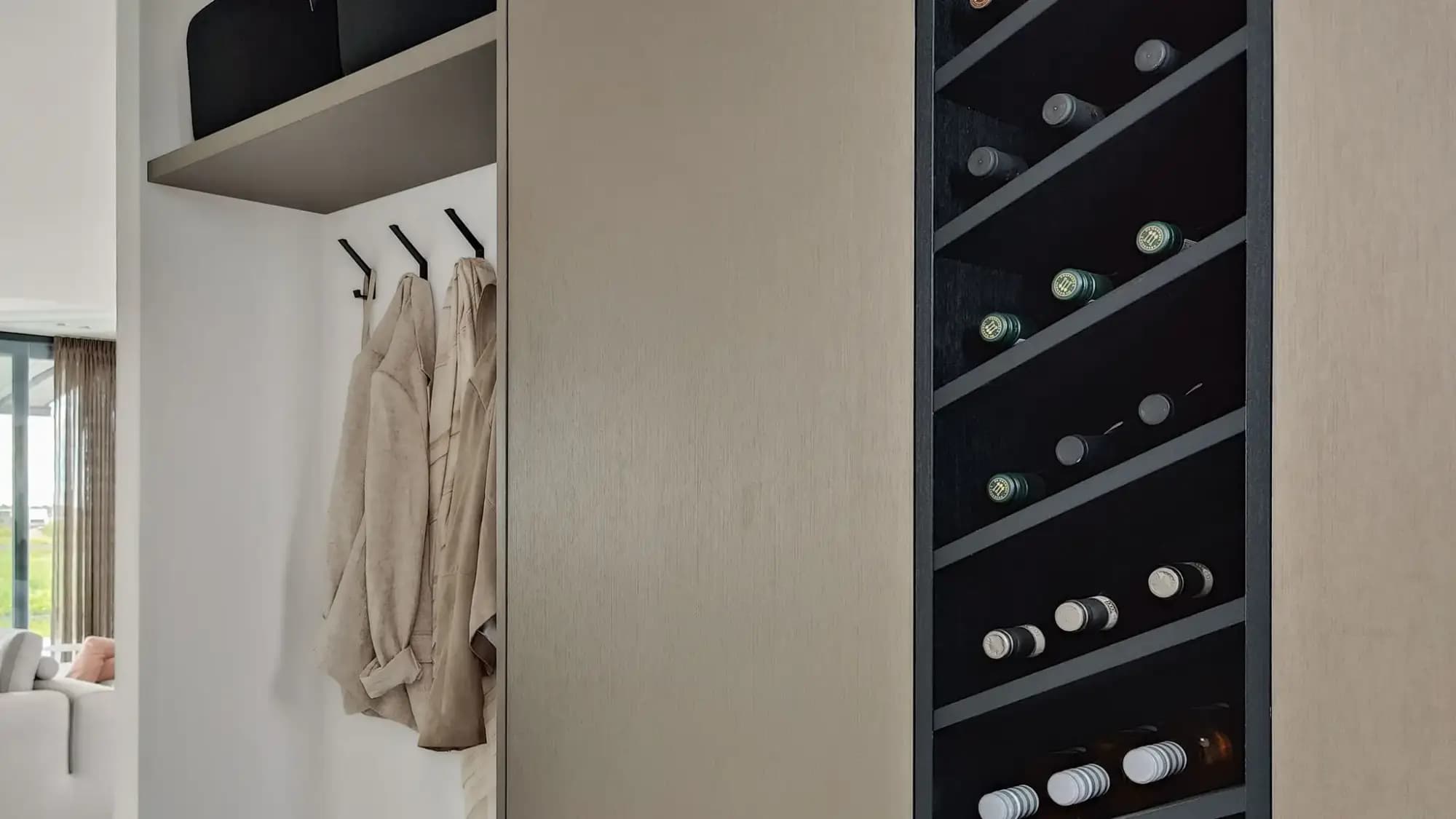 garderobekast met wijnvakken