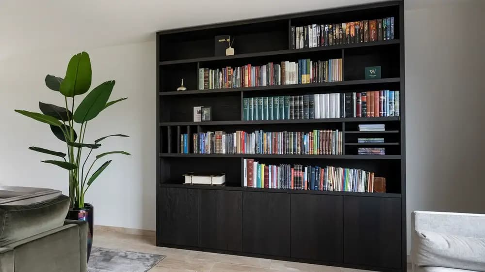 zwarte boekenkast op maat