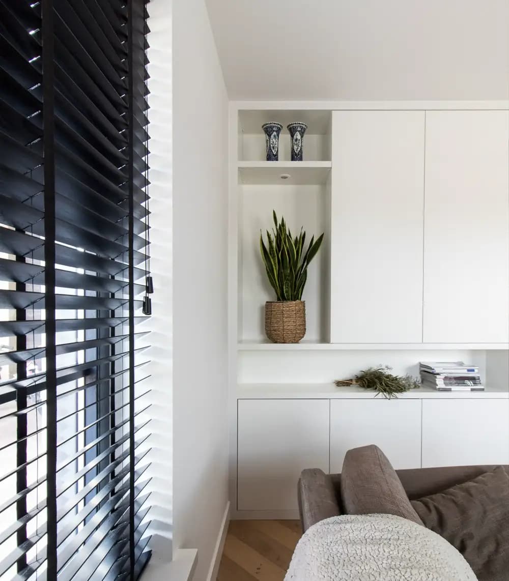 Wandkast op maat in woonkamer