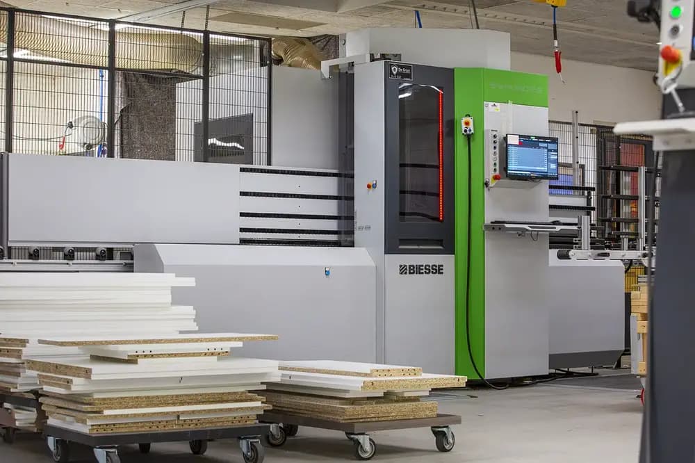 verticale cnc-machine in werkplaats van Elkekastopmaat