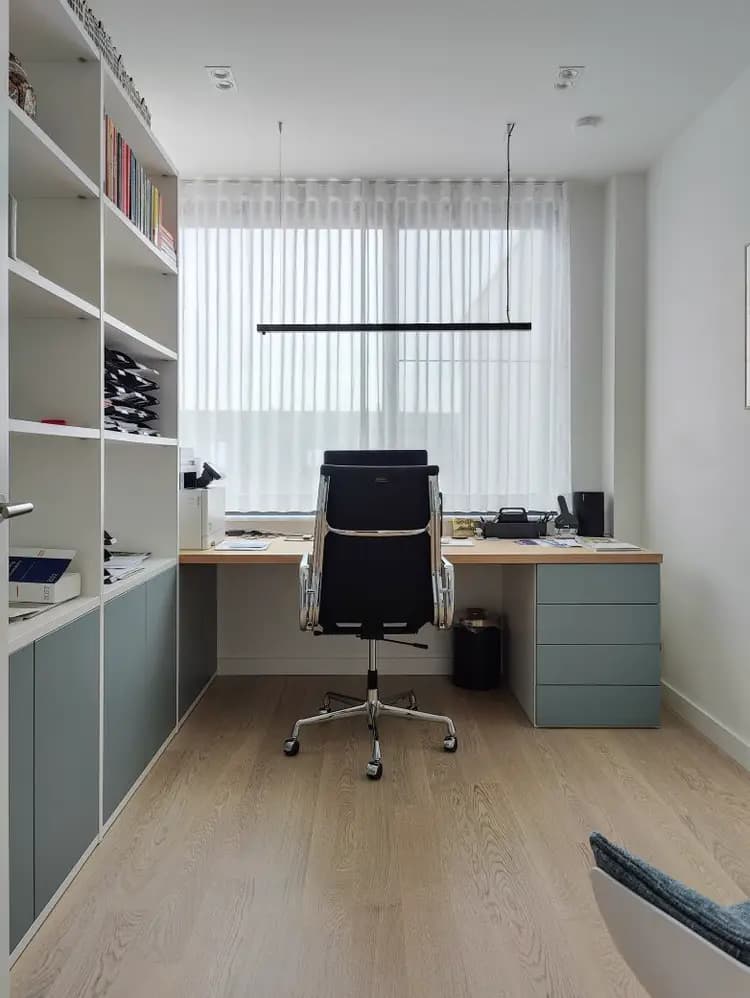 Maatwerk kantoorkast met bureau in werkkamer