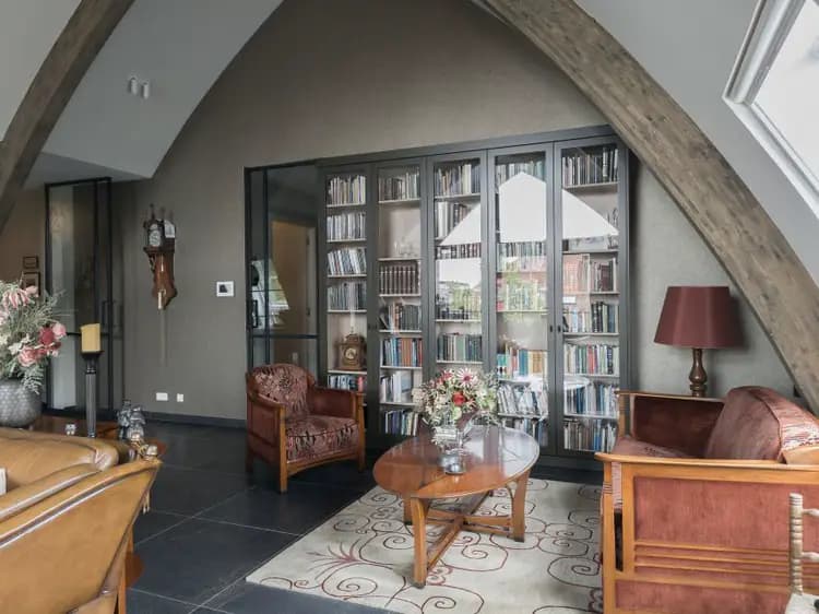 Traditionele boekenkast met glazen deuren en houtdecor interieur in een woonkamer in Barneveld.