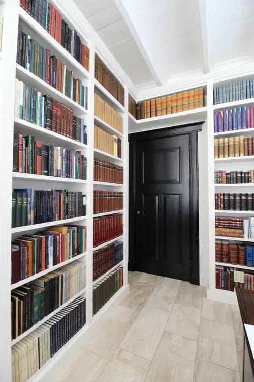 Boekenkast wit spuitwerk, klassiek