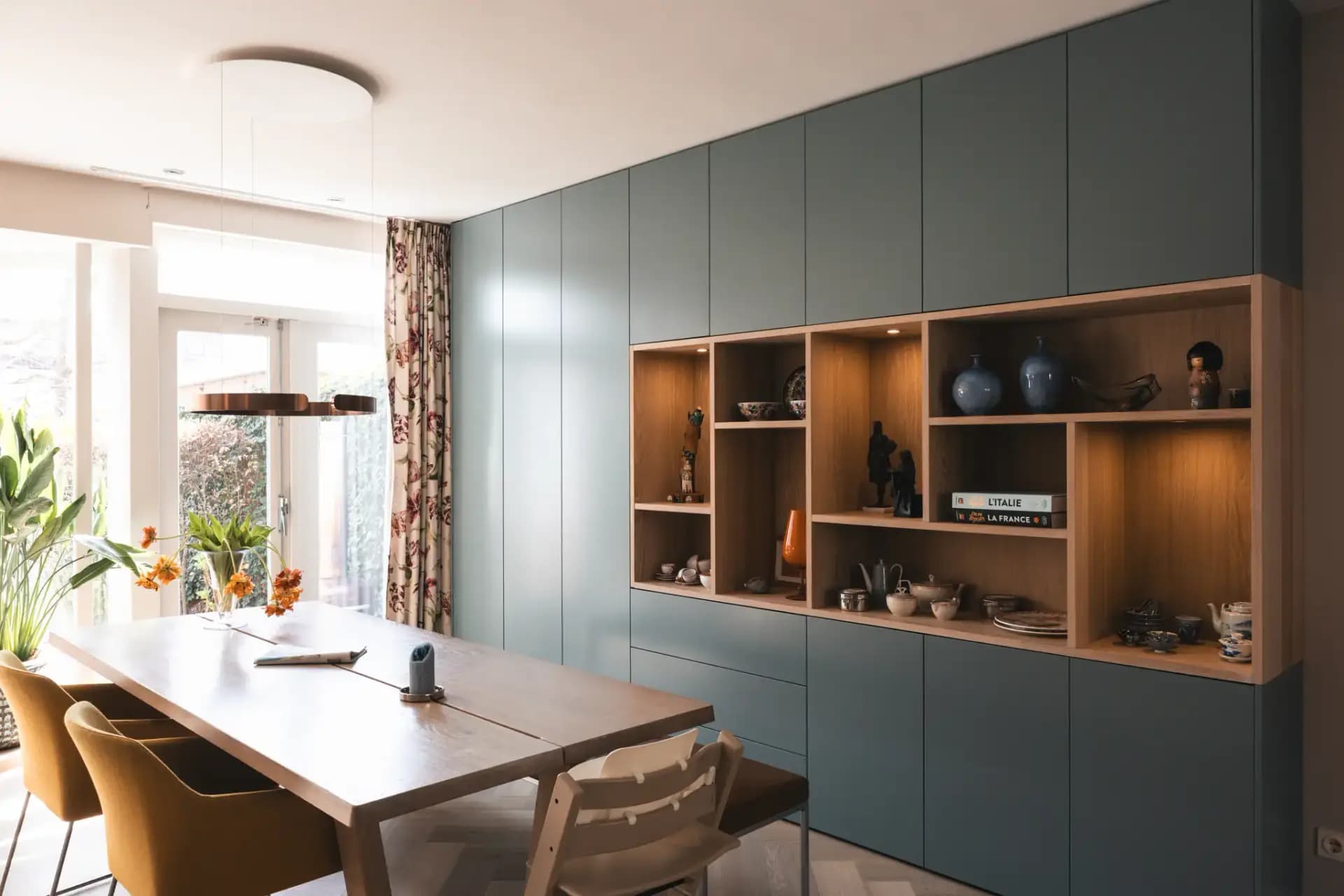 Design wandkast in artistieke woonkamer