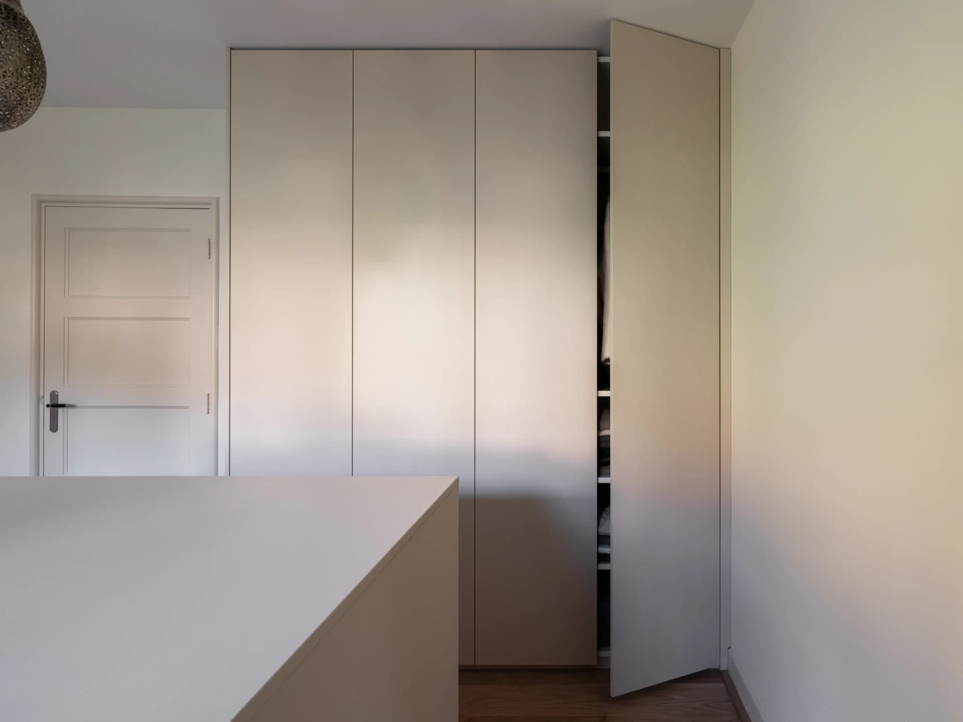 Beige inloopkast met eiland